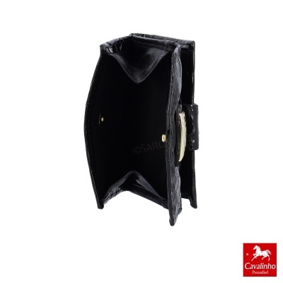 Carteira preta de couro com fecho dourado e compartimentos abertos