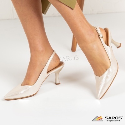 Sapatos de salto médio bege com alça e bico fino