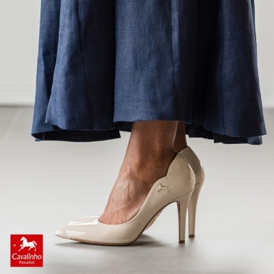 Sapatos de salto alto verniz bege com detalhe metálico cavalo e saia longa azul