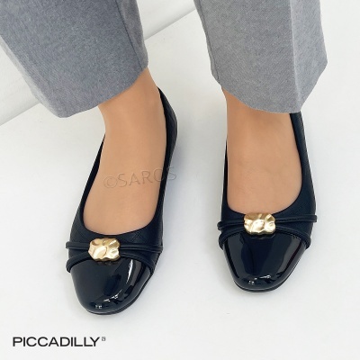 Sapatilhas pretas com fivela dourada