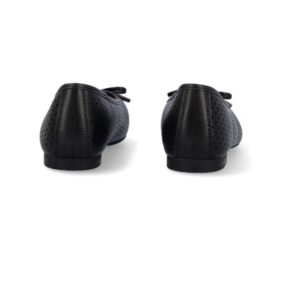 Sapatos bailarina pretos com couro perfurado e laço na parte superior