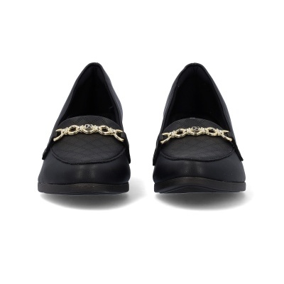 Par de sapatilhas pretas com ornamento metálico dourado