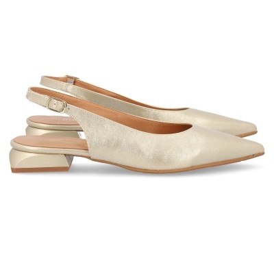 Sapatos de senhora dourados com salto baixo e tira com fivela