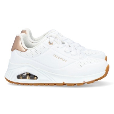 Ténis brancos com sola castanha e detalhes dourados.