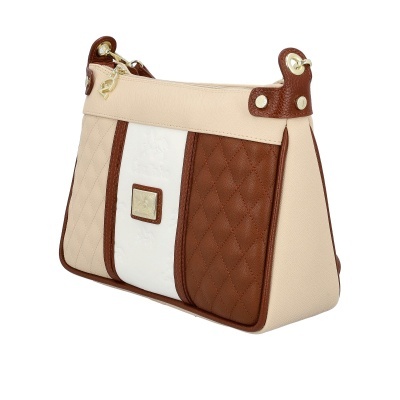 Mala de ombro tricolor em bege, branco e castanho com padrão acolchoado.