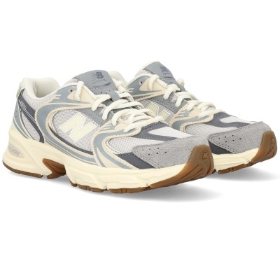 Ténis New Balance 530 em cinza, branco e bege com sola castanha