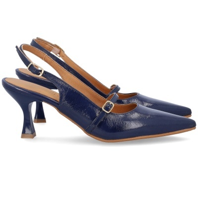 Sapatos slingback azuis em couro verniz com salto médio e fivela dourada