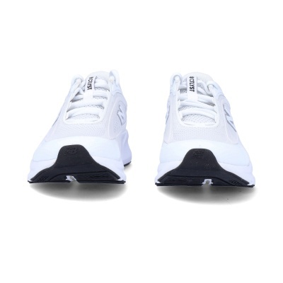 Par de sapatilhas desportivas brancas marca New Balance