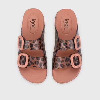 Sandálias com padrão animal print e fivelas cor de salmão