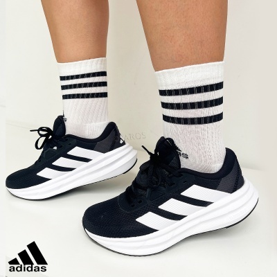 Ténis Adidas pretos com riscas brancas e meias brancas com riscas pretas