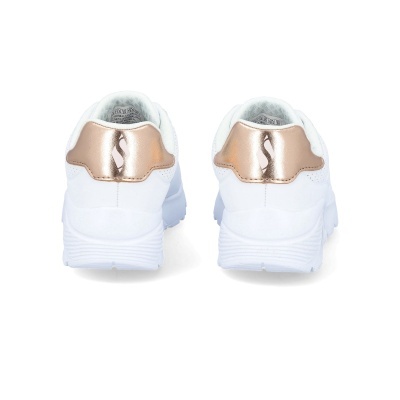 Ténis brancos com detalhe metalizado rosa dourado no calcanhar, vistos de trás