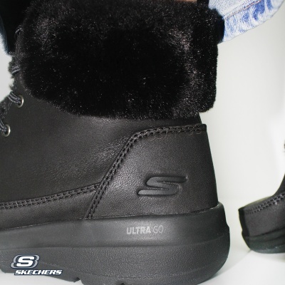 Bota preta Skechers com sola ULTRA GO e pelo preto no topo
