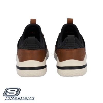 Sapatilhas Skechers pretas com detalhes castanhos vistas de trás