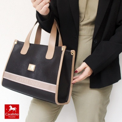 Mala preta Cavalinho com detalhes em bege e texto na faixa horizontal.