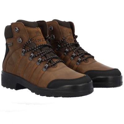 Botas castanhas de caminhada com sola preta e atacadores pretos em fundo branco
