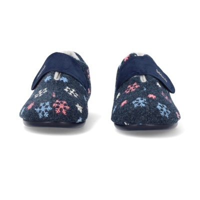 Chinelos de casa com padrão de flocos de neve azul, branco e rosa e abas azuis.
