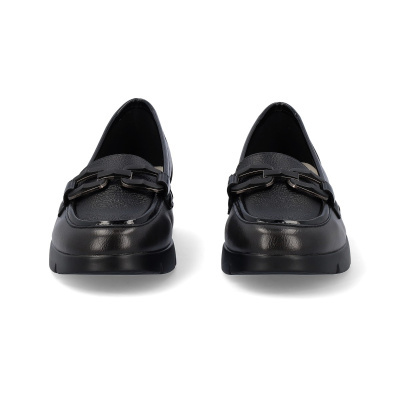 Sapatos mocassim pretos com detalhes metálicos