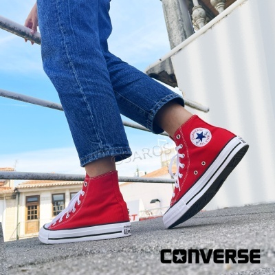 Ténis Converse All Star vermelhos de cano alto com sola branca e riscas pretas