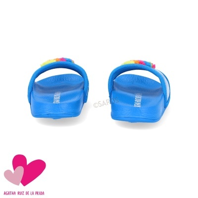 Chinelos azuis com tiras coloridas em fundo branco