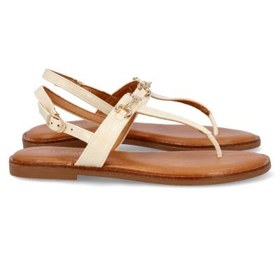 Sandálias rasas femininas creme com sola castanha e detalhes metálicos dourados.