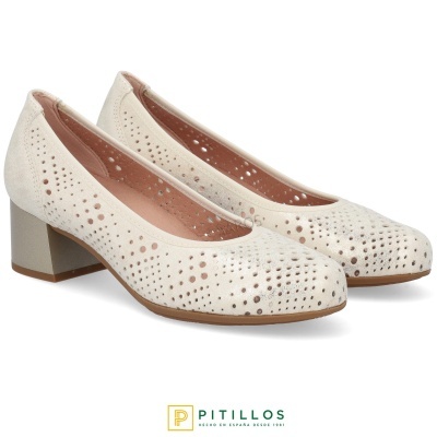 Sapatos creme de salto médio com padrão de furos e interior cor de rosa claro