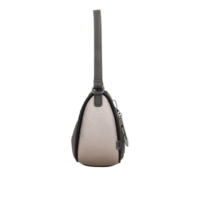 Bolsa em pele bege com alça castanha escura vista de lado