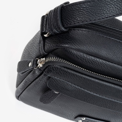 Mala preta em pele com fecho de correr e alça larga.