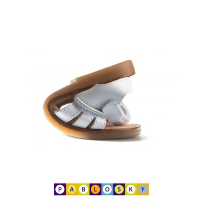 Sandália branca de pele flexível para criança com sola castanha