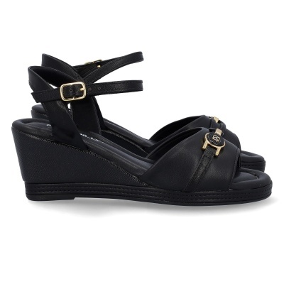Sandálias pretas de cunha com tiras e fivela dourada