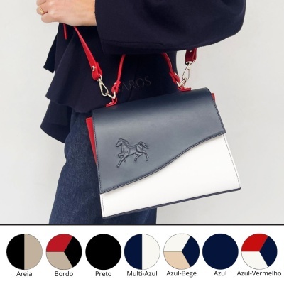 Mala de mão branca e azul escura com alças vermelhas e cavalo em relevo
