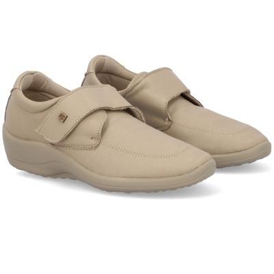 sapatos bege claros com velcro