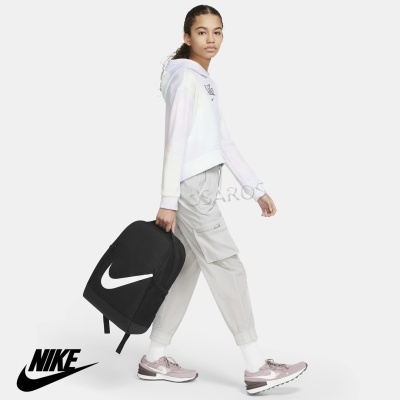 Mochila preta Nike com logótipo branco segurada por jovem com roupa desportiva clara