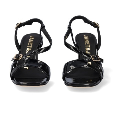 Sandálias pretas brilhantes com tiras cruzadas e fivelas douradas