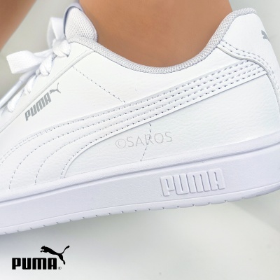 Ténis brancos PUMA detalhados com logótipo cinzento e sola branca