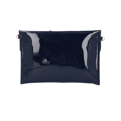 Carteira preta brilhante tipo envelope com argolas metálicas