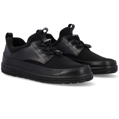 Sapatilhas desportivas pretas com detalhes em couro e fecho ajustável