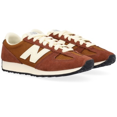 Sapatilhas desportivas castanho-avermelhadas com franjas brancas New Balance e atacadores brancos