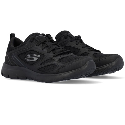 Par de sapatilhas pretas Skechers em fundo branco