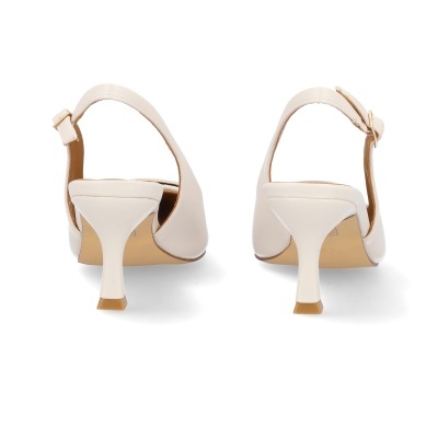 Sapatos de salto médio bege claros vistos de trás