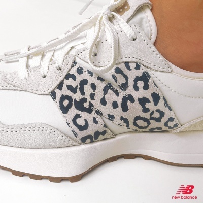 Sapatilha New Balance branca com padrão animal cinzento e preto e sola branca