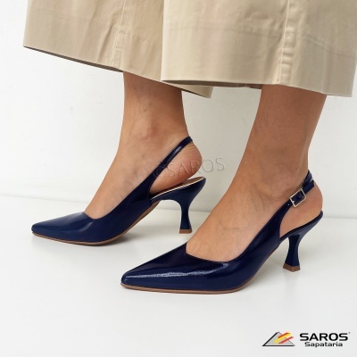 Sapatos de salto médio altos azul escuro em pele verniz com biqueira pontiaguda e tira com fivela dourada no calcanhar