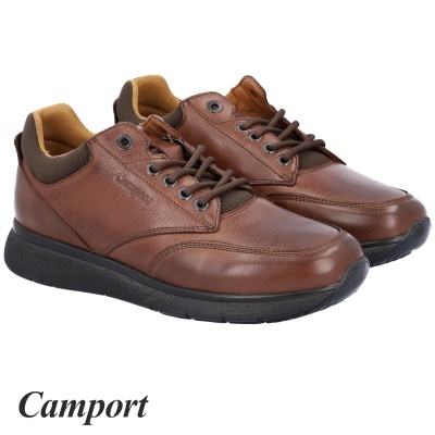 Par de sapatos masculinos castanhos de pele com sola preta e atacadores castanhos