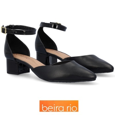 Sapatos pretos femininos com salto baixo e tira no tornozelo, logo beira rio