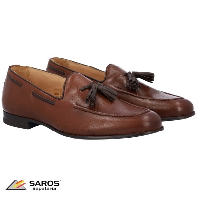 Sapatos mocassin castanhos com borlas em fundo branco