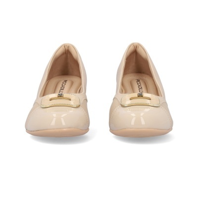 Sapatos rasos femininos de verniz bege com fivela dourada e interior macio