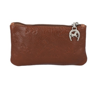 Carteira pequena de couro castanho com fecho e pendente metálico prateado.