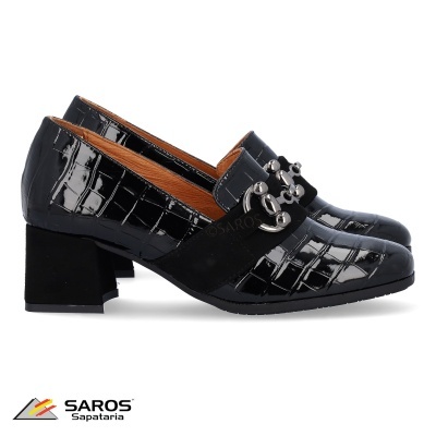 Sapatos pretos de salto médio com textura de pele de crocodilo e detalhe metal prateado