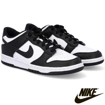 Par de sapatilhas Nike pretas e brancas sobre fundo branco com logótipo Nike