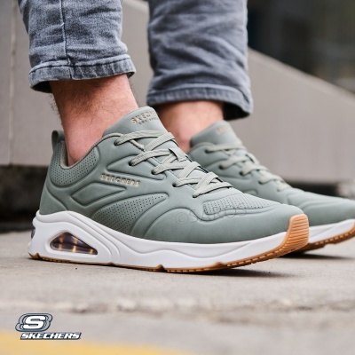 Ténis Skechers verde-acinzentado com sola branca e detalhes castanhos