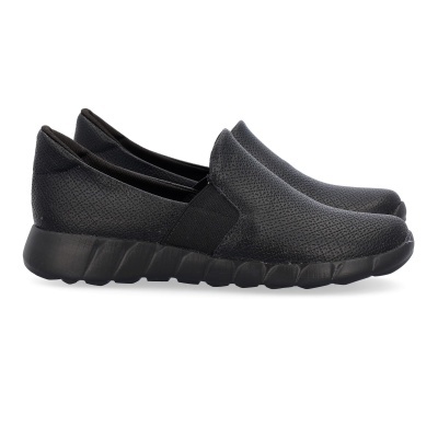 sapatos slip-on pretos com textura perfurada e sola preta